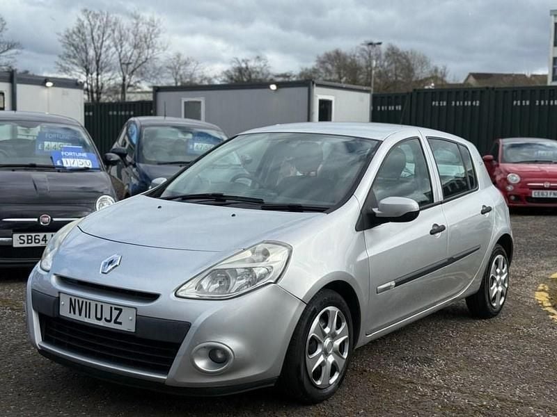 Used Renault Clio II 75 HP (55 kW) 2011 Silver Hatchback