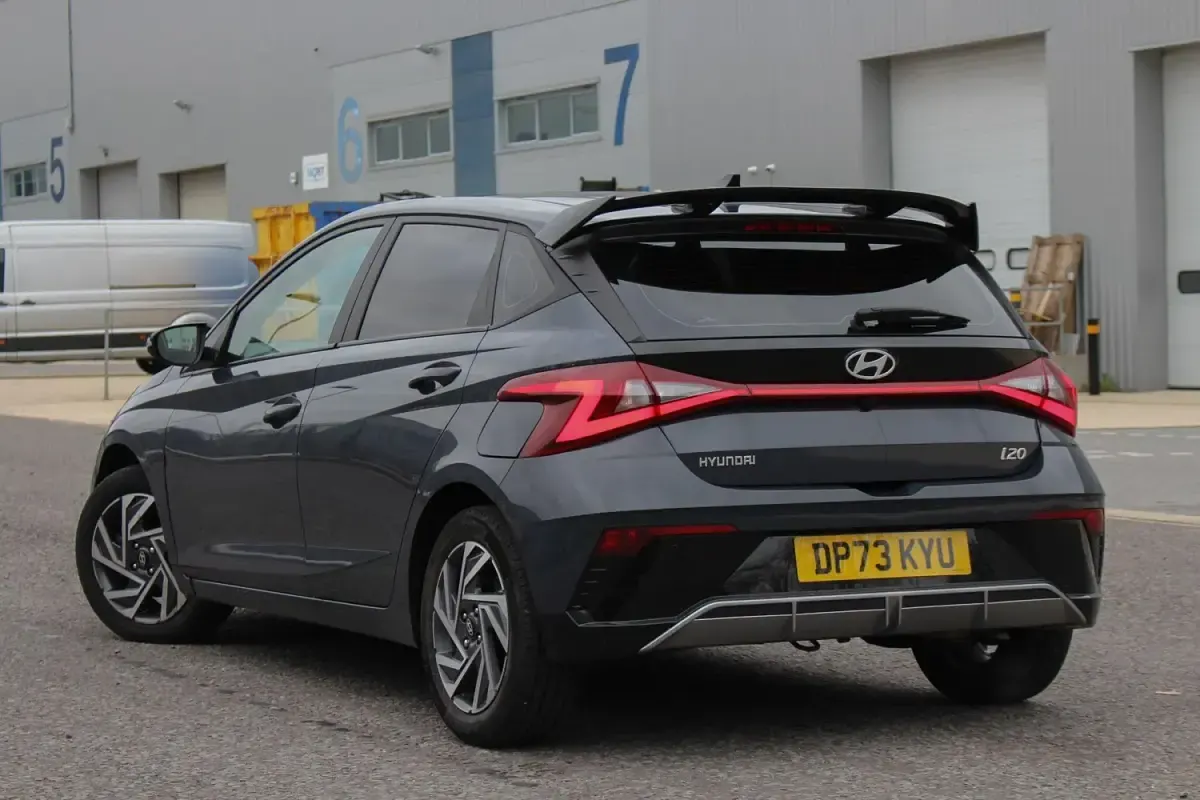 Begagnad Hyundai i20 Advanced 2023 Grå Halvkombi