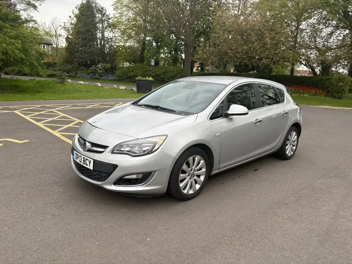 Second-hand Vauxhall Astra 2013 Argintiu Hatchback