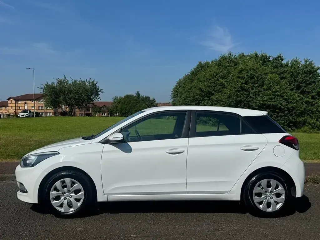 Used Hyundai i20 75 HP (55 kW) 2016 White Hatchback
