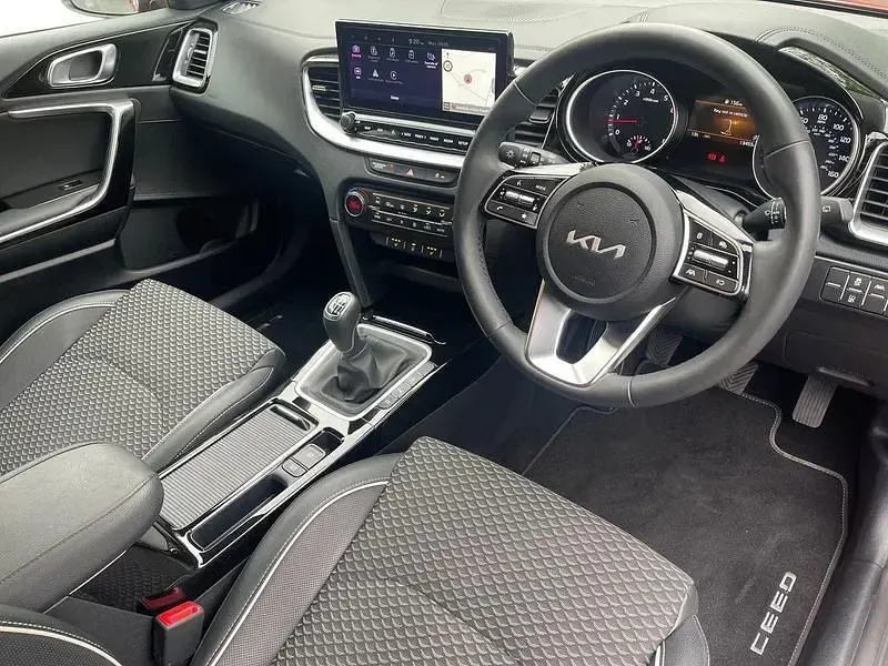 Używany Kia Ceed 2023 Czerwony Hatchback