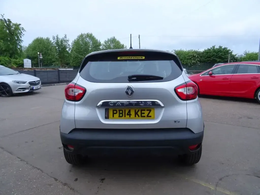 Used Renault Captur Dynamique 90 HP (66 kW) 2016 Silver SUV