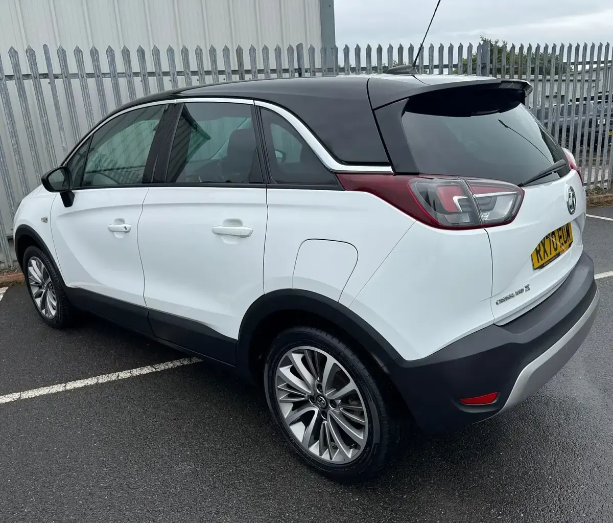 Used Vauxhall Crossland X SRi 83 HP (61 kW) 2020 White SUV
