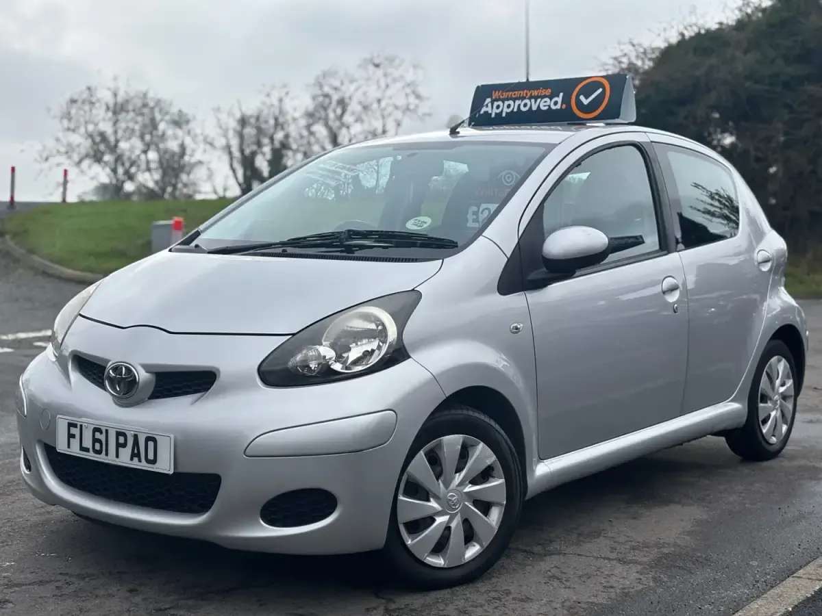 Usado Toyota Aygo 68 CV (50 kW) 2011 Plateado Utilitario