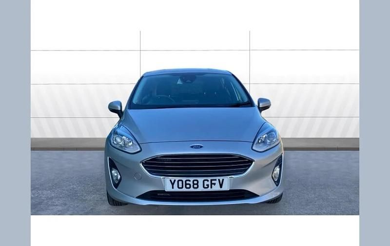 Usado Ford Fiesta Zetec 101 HP (74 kW) 2018 Prateado Citadino