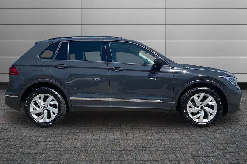 Used VW Tiguan Life 150 HP (110 kW) 2023 Urano grey SUV