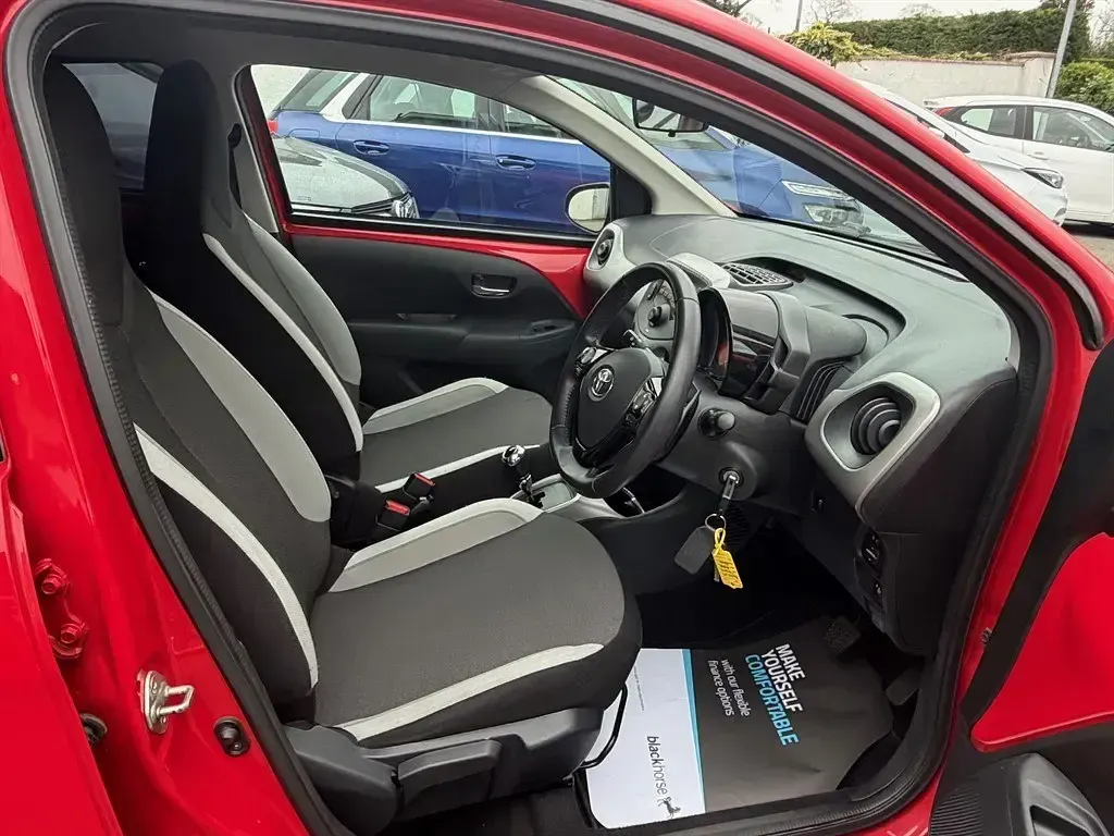 Usado Toyota Aygo X-play 68 HP (50 kW) 2016 Vermelho Citadino