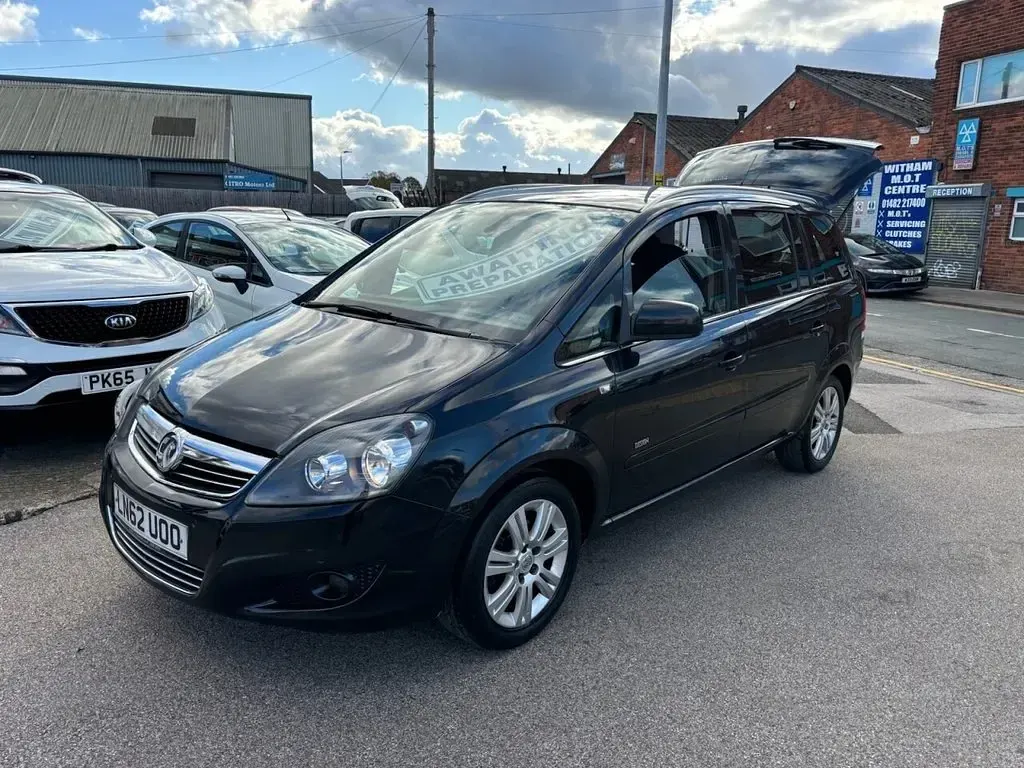 Used Vauxhall Zafira Design Edition 115 HP (84 kW) 2012 Black MPV