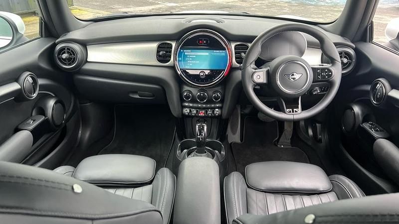 Używany Mini Cooper Exclusive 134 KM (98 kW) 2023 Biały Hatchback