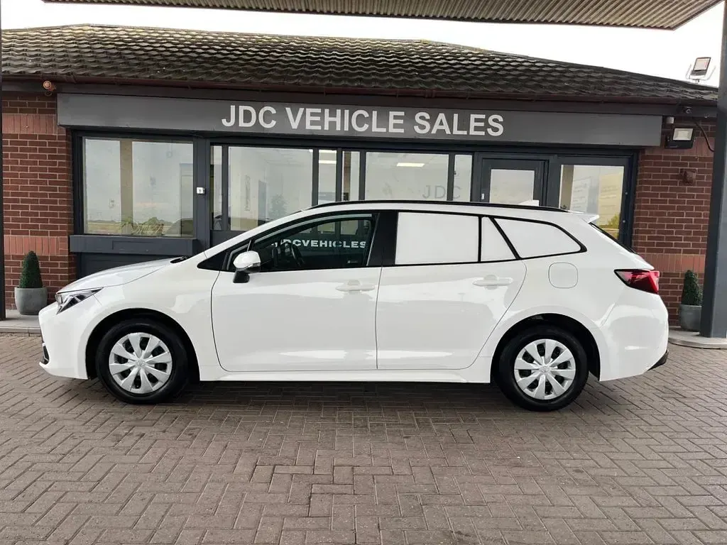 Used Toyota Corolla 140 HP (102 kW) 2023 White Van
