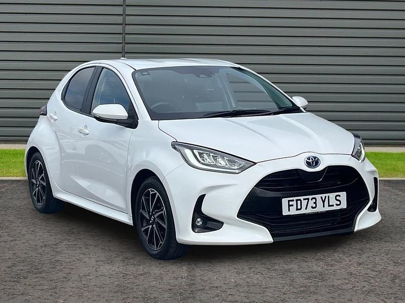Used Toyota Yaris Design 116 HP (85 kW) 2024 White Hatchback