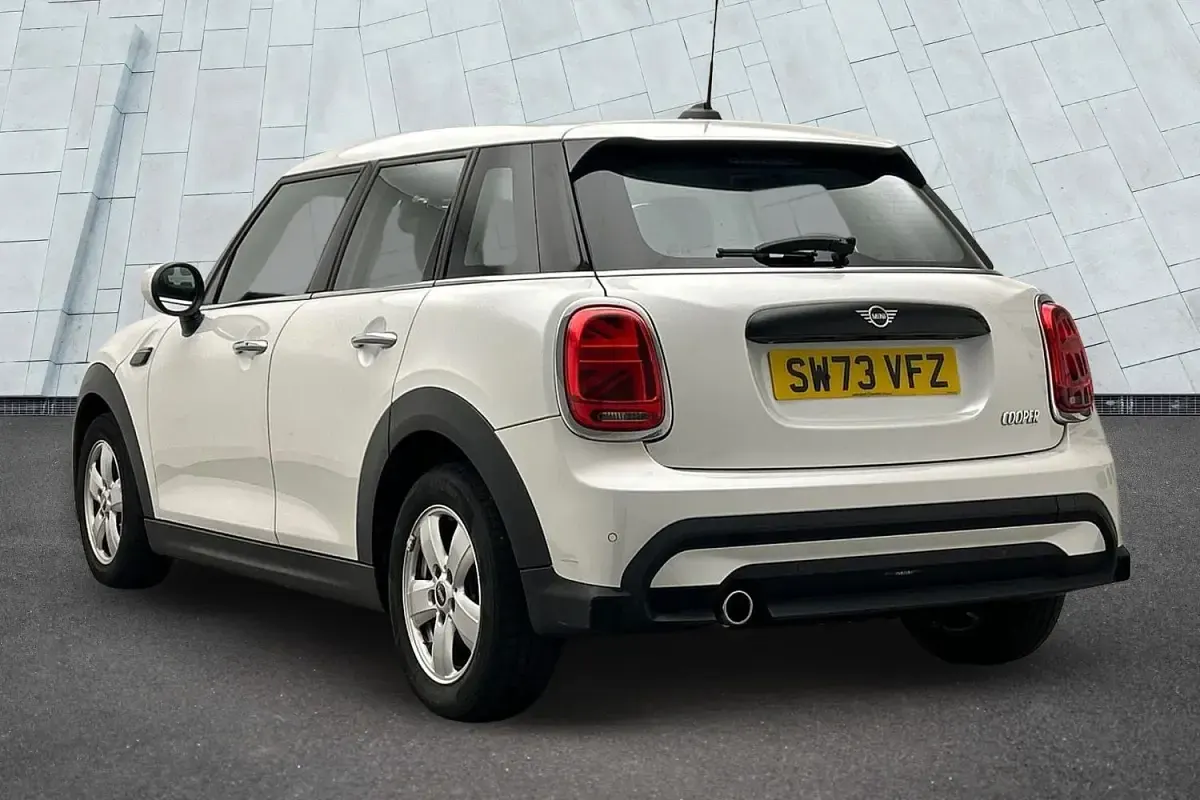 Used Mini Cooper Classic 134 HP (98 kW) 2024 White Hatchback