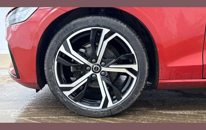 Used Volvo V60 Plus 197 HP (144 kW) 2025 Fusion red Estate