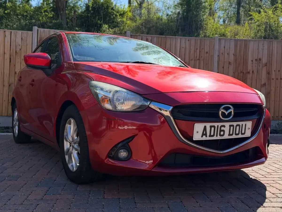 Begagnad Mazda 2 2016 Röd Halvkombi