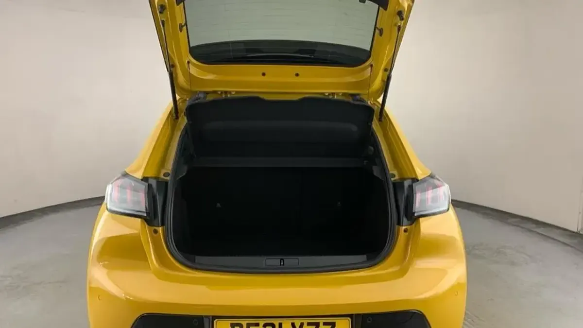 Używany Peugeot 208 Allure 99 KM (72 kW) 2021 Żółty Hatchback