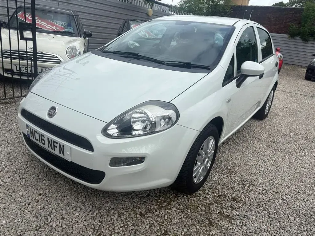 Used Fiat Punto Pop 69 HP (50 kW) 2016 White Hatchback