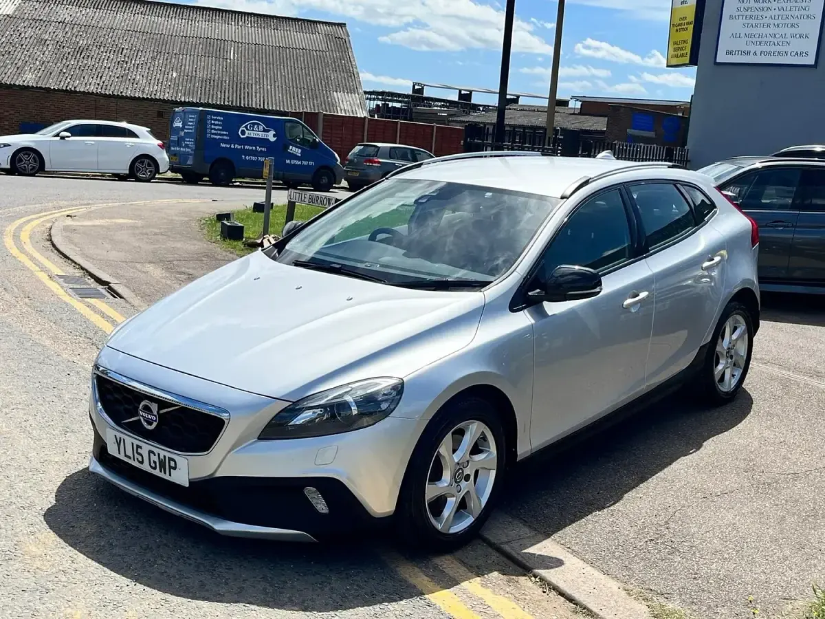 Used Volvo V40 120 HP (88 kW) 2015 Silver Hatchback