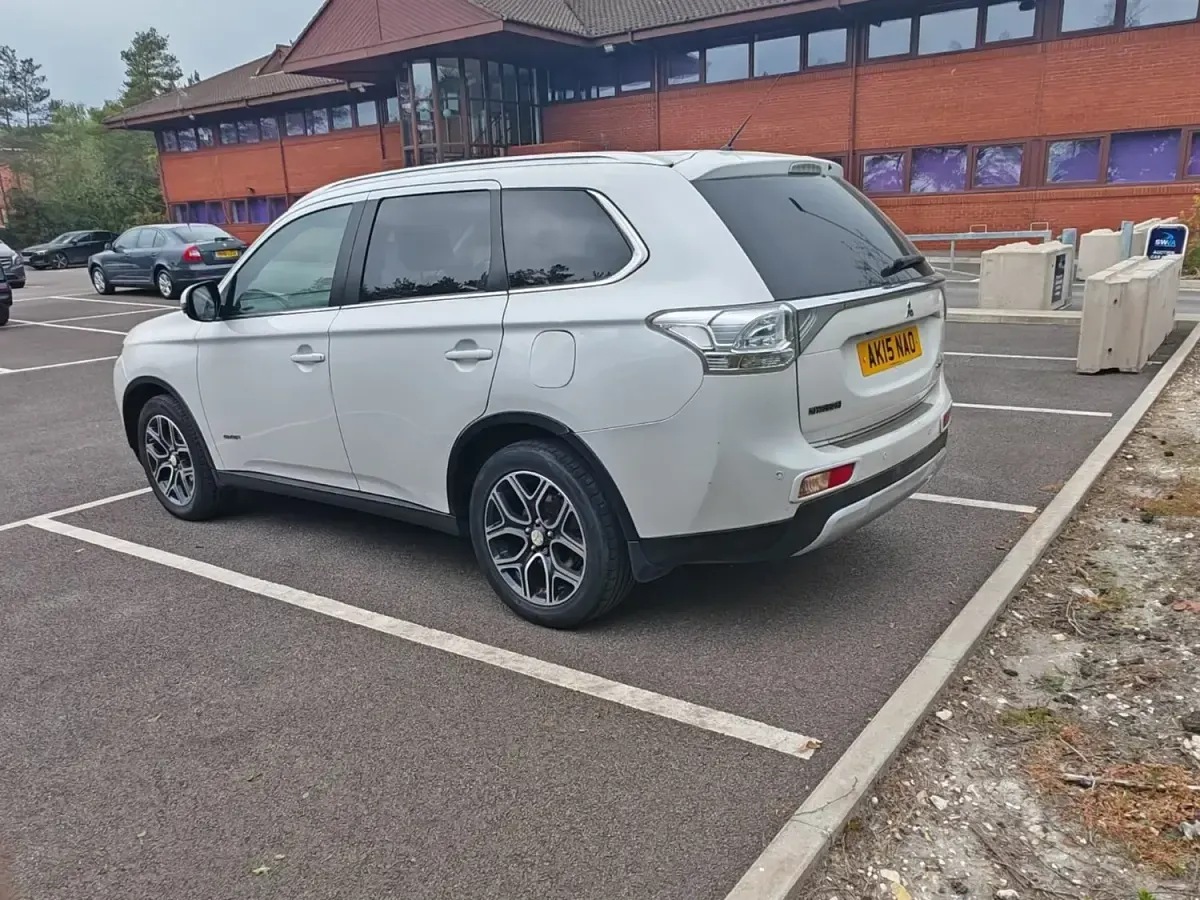 Usado Mitsubishi Outlander 150 HP (110 kW) 2015 Branco SUV