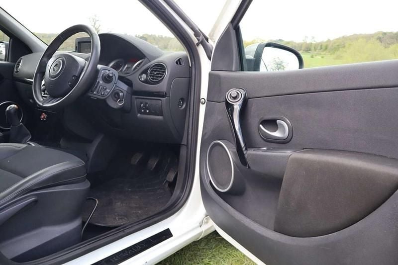 Used Renault Clio IV Dynamique 88 HP (64 kW) 2013 White Hatchback