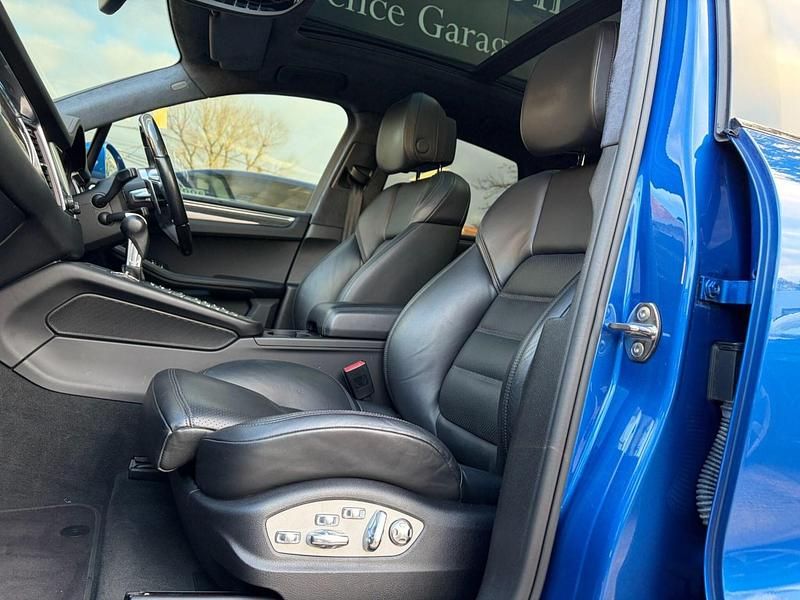 Used Porsche Macan Turbo Performance Package 400 HP (294 kW) 2017 Blue SUV