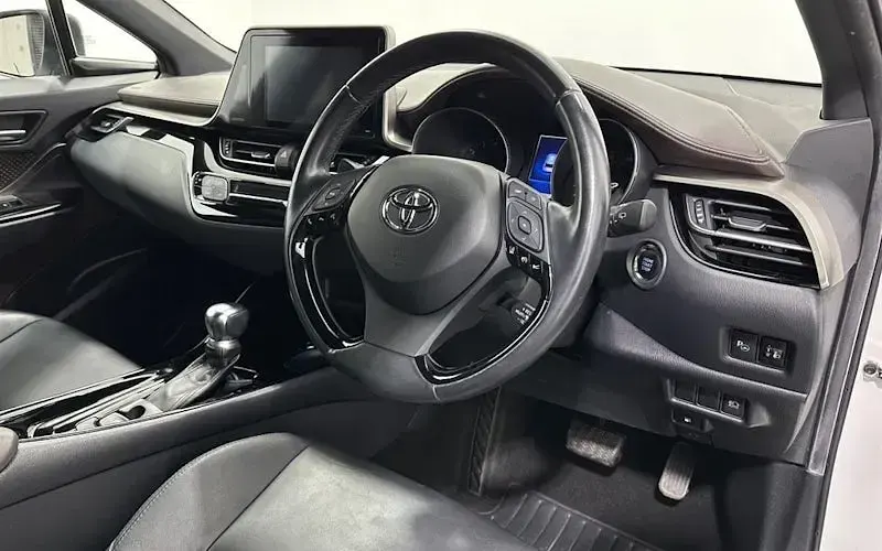 Used Toyota C-HR 116 HP (85 kW) 2018 White SUV