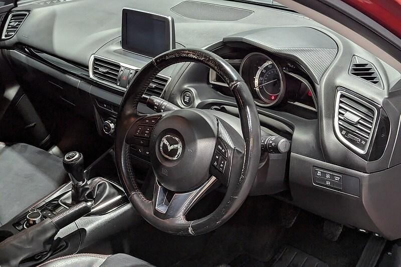 Used Mazda 3 Inclusive 121 HP (88 kW) 2016 Red Hatchback