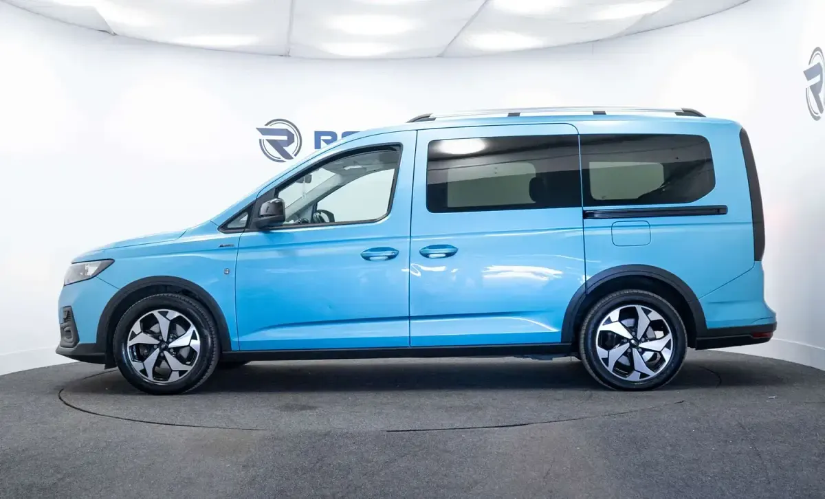 Used Ford Grand Tourneo Connect Active 122 HP (89 kW) 2023 Blue MPV