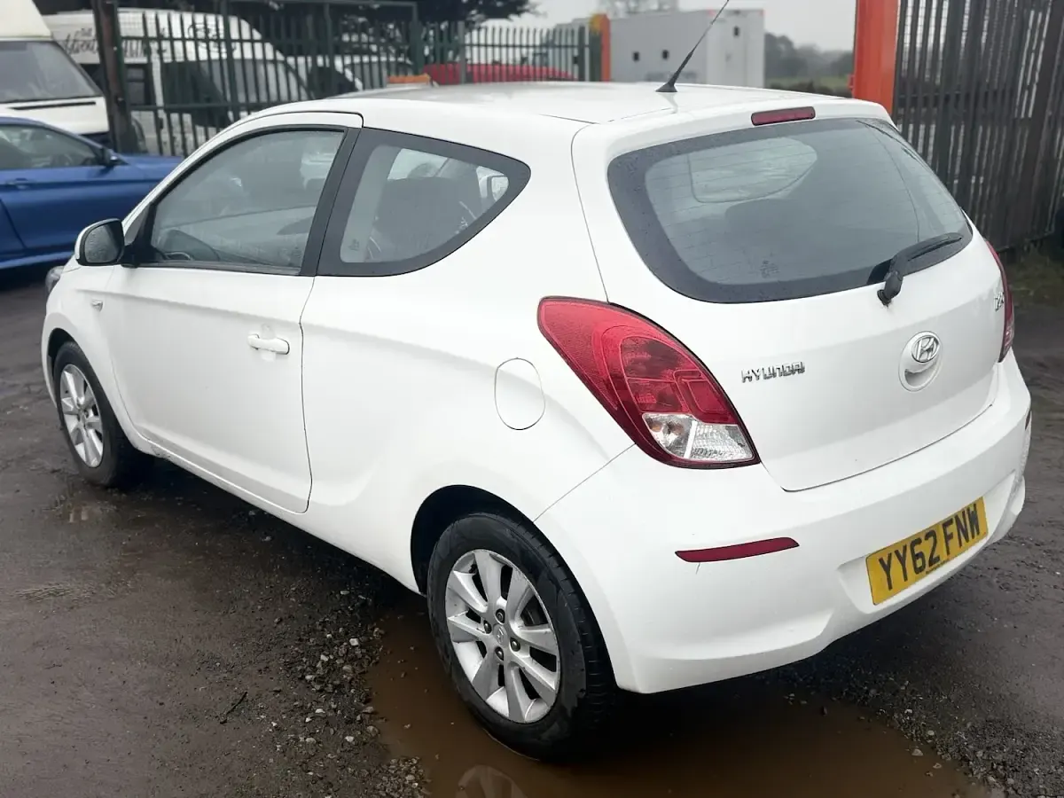 Used Hyundai i20 Active 84 HP (61 kW) 2012 White Hatchback