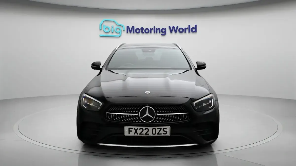 Second-hand Mercedes E300 AMG line 302 CP (222 kW) 2022 Negru Break