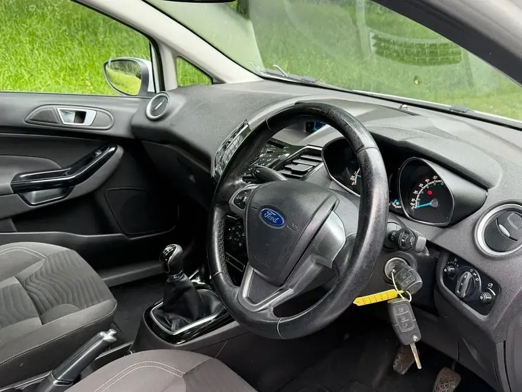 Used Ford Fiesta Zetec 100 HP (73 kW) 2015 White Hatchback