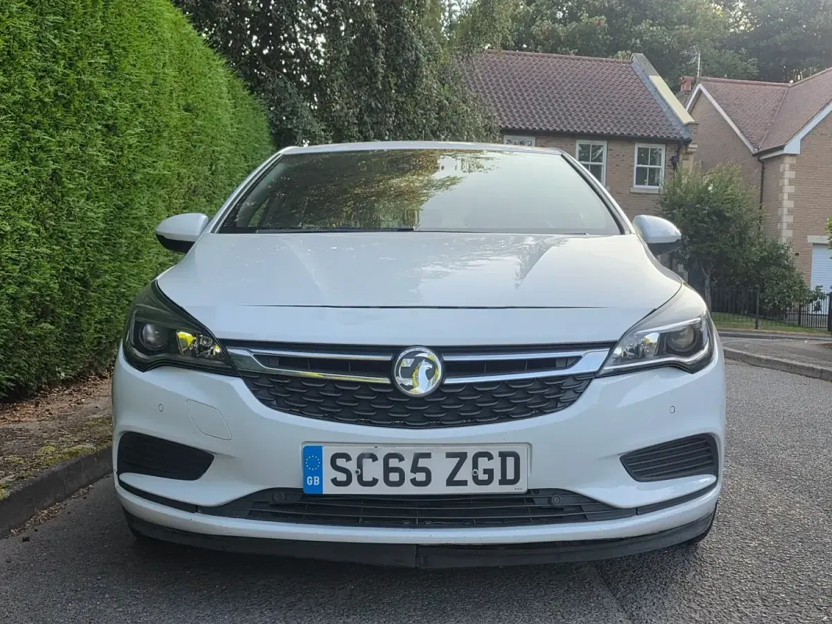 Used Vauxhall Astra SRi 2015 White Hatchback