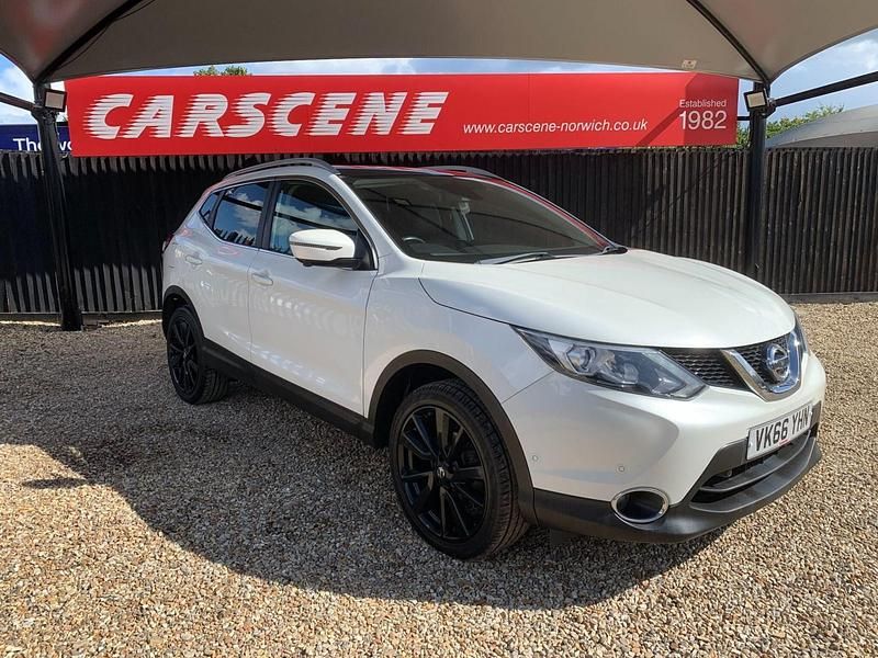 White Used 2016 Nissan Qashqai Tekna SUV | £8,699 (Fair price) - Image 1/3