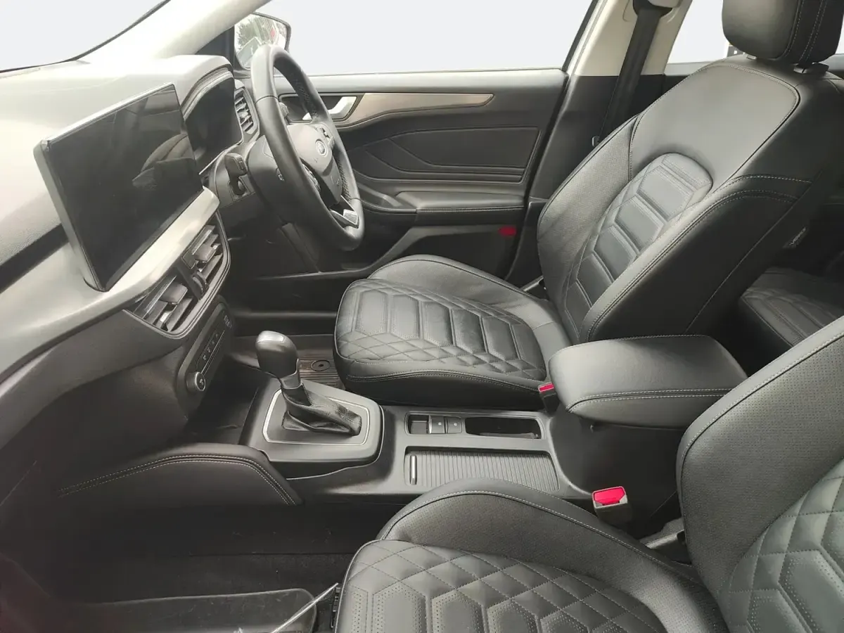Begagnad Ford Focus Titanium 125 HK (91 kW) 2023 Vit Halvkombi