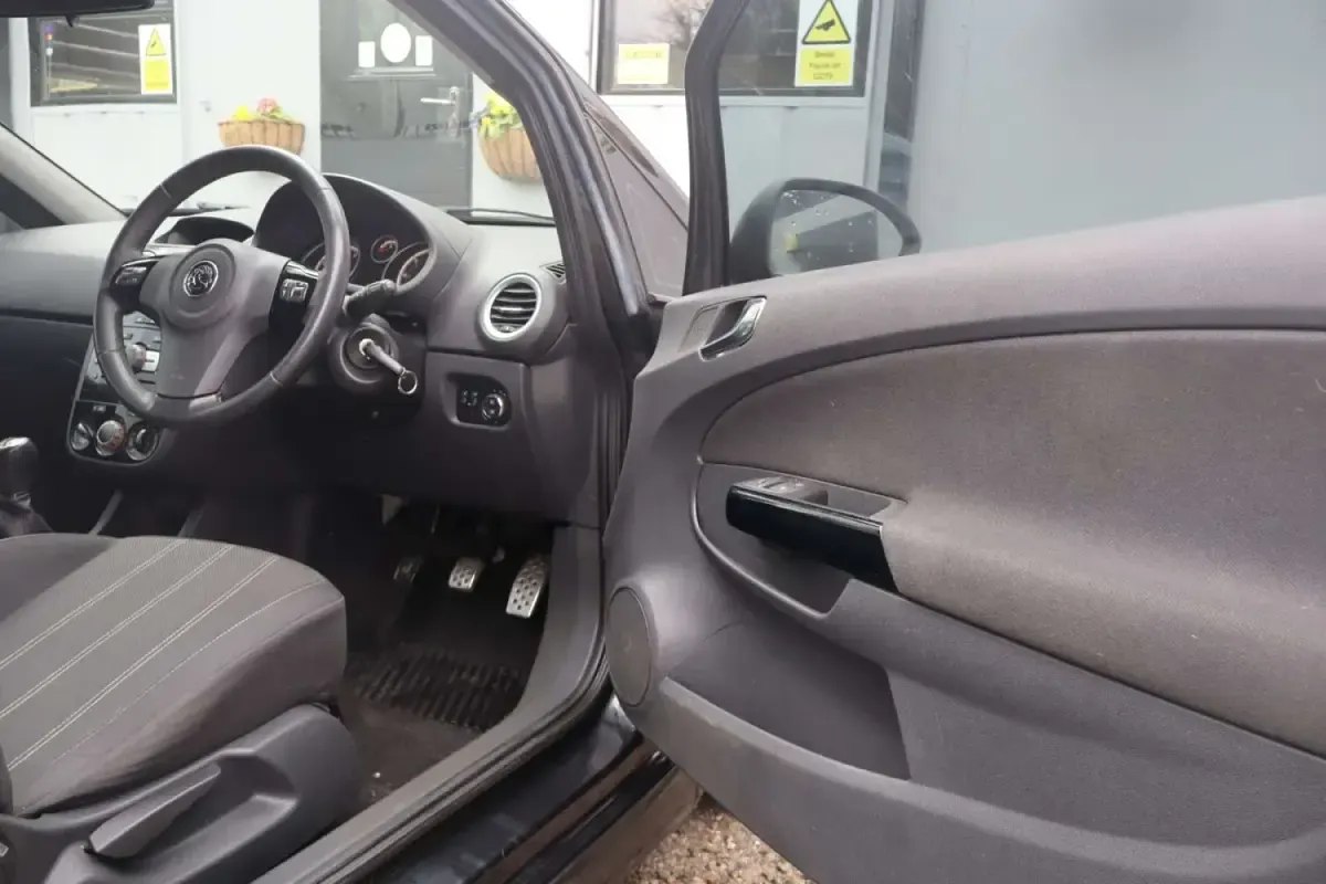 Usado Vauxhall Corsa Edition 2012 Negro Utilitario