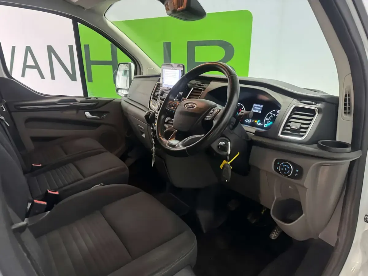 Used Ford Transit Custom Limited 130 HP (95 kW) 2019 White Van
