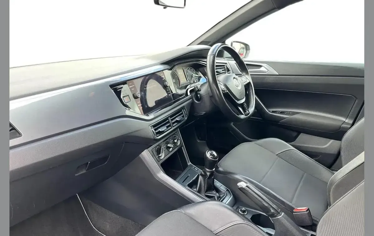 Used VW Polo SE 95 HP (69 kW) 2018 Silver Hatchback