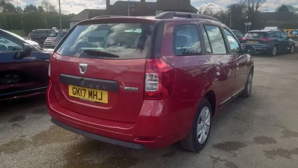 Used Dacia Logan MCV Lauréate 90 HP (66 kW) 2017 Red Estate