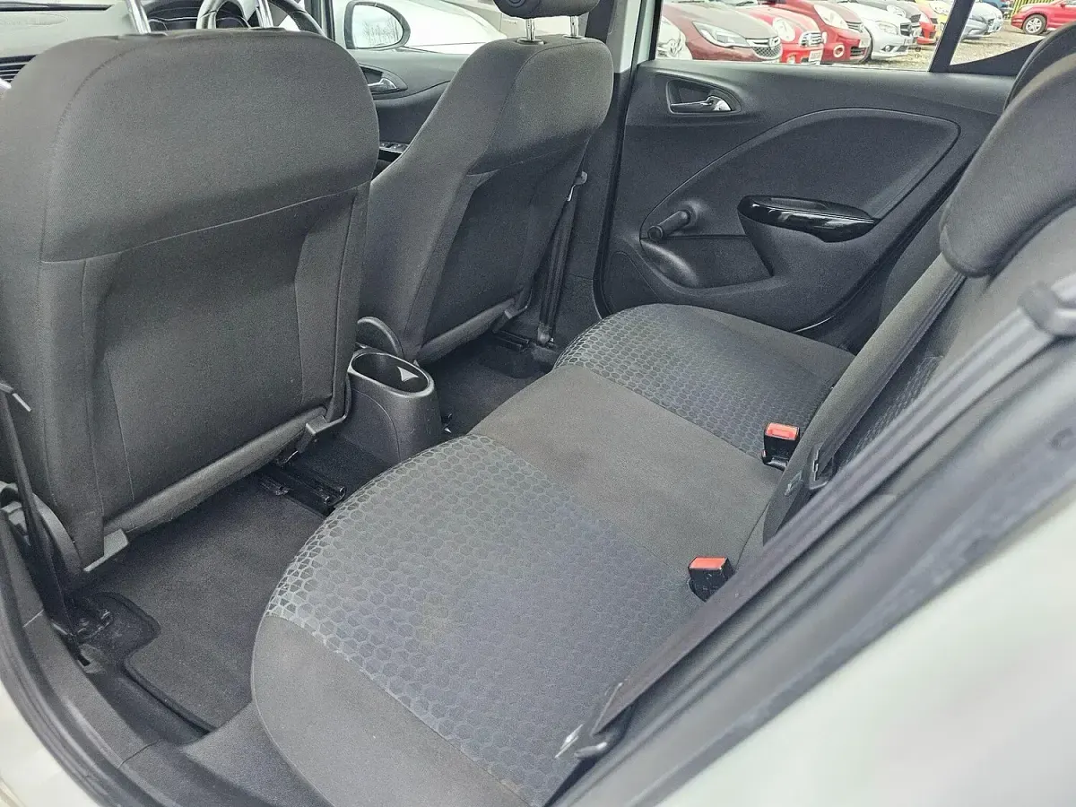 Used Vauxhall Corsa Design Edition 90 HP (66 kW) 2017 White Hatchback