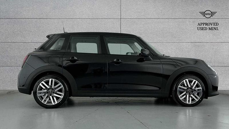 Begagnad Mini Cooper Hatch 113 kW (154 HK) 2025 Svart Halvkombi