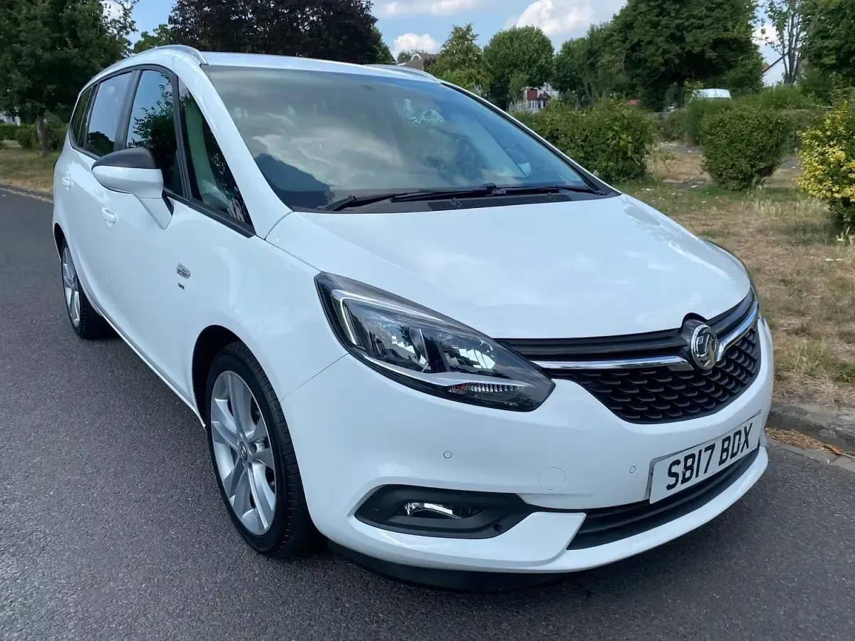 Used Vauxhall Zafira Tourer SRi 140 HP (102 kW) 2017 White MPV