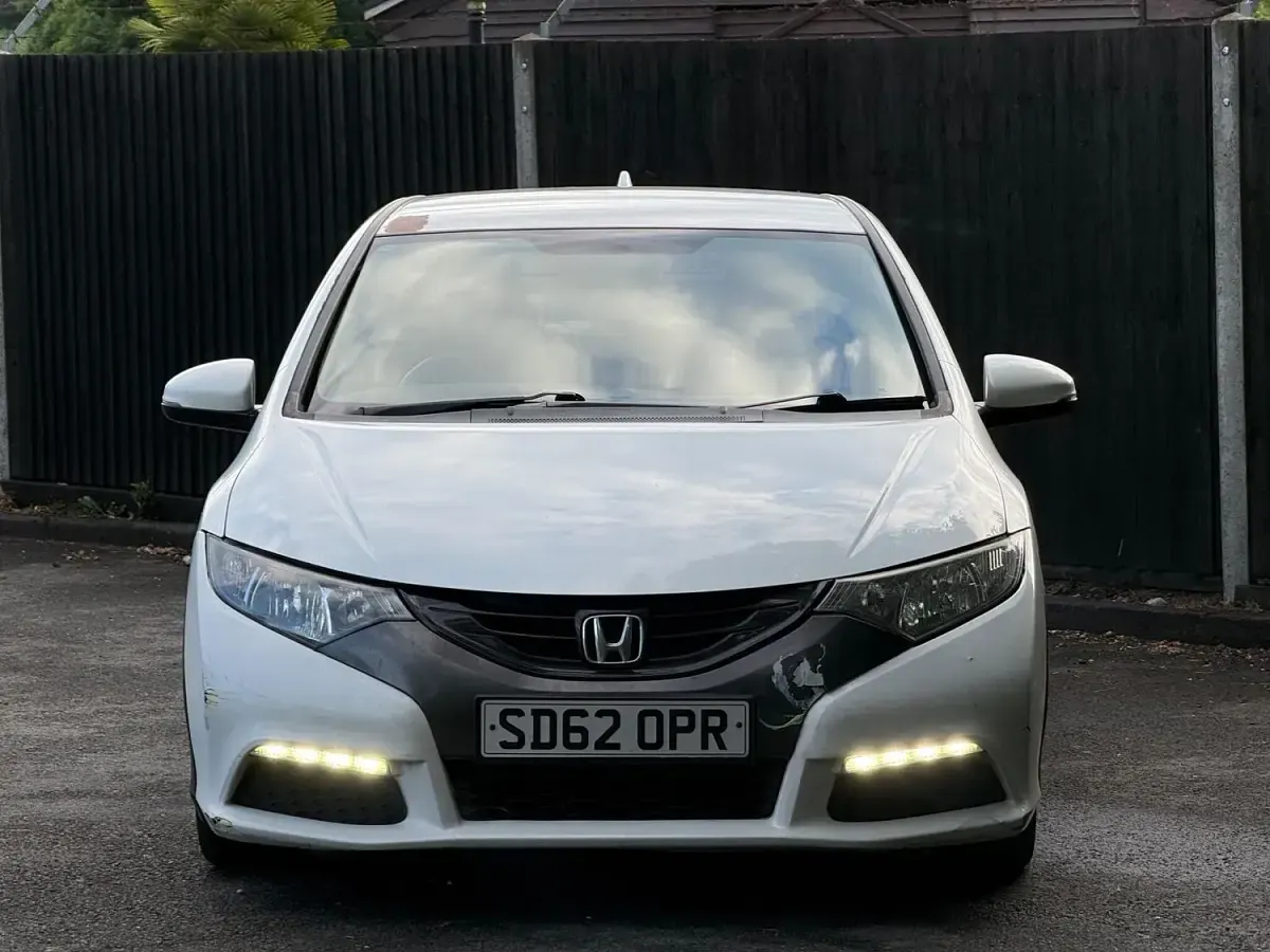 Used Honda Civic SE 100 HP (73 kW) 2012 White Hatchback