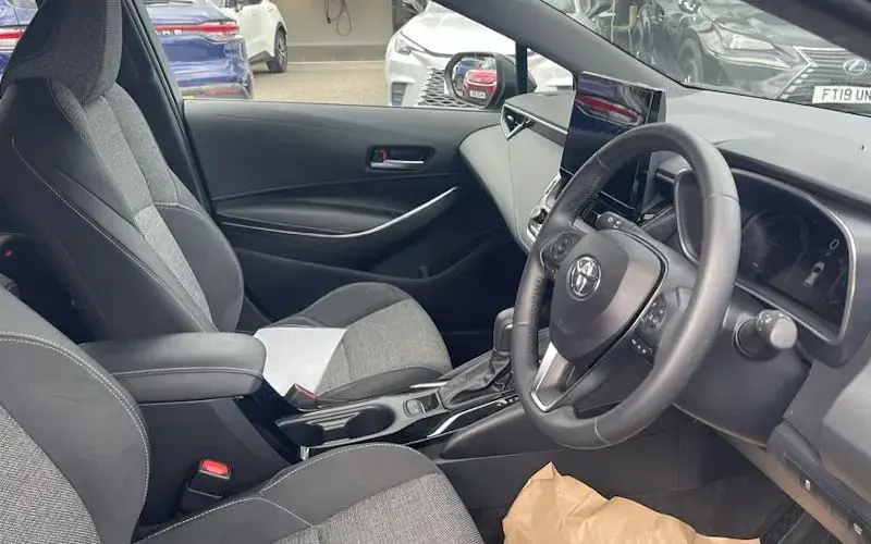 Used Toyota Corolla Design 140 HP (102 kW) 2025 Black Hatchback