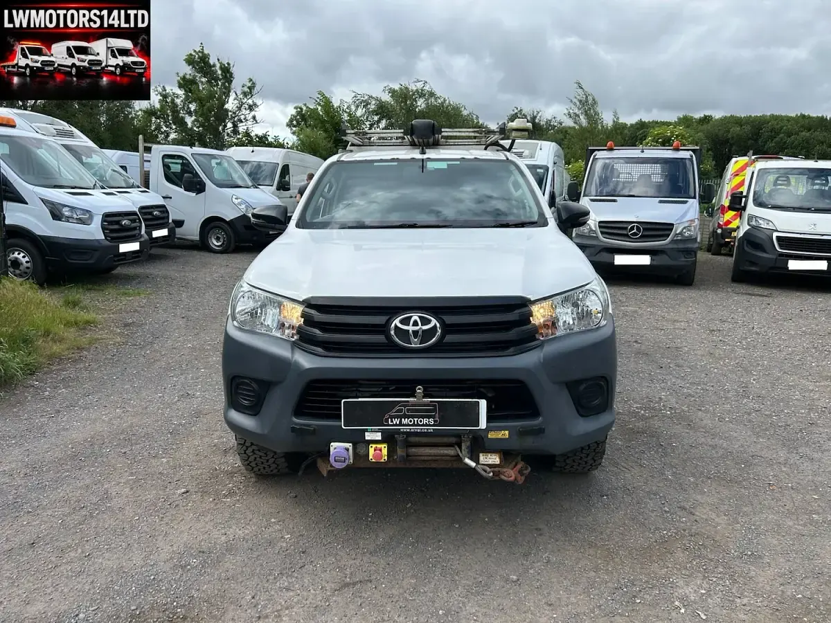 Used Toyota HiLux Active 150 HP (110 kW) 2018 White Pickup