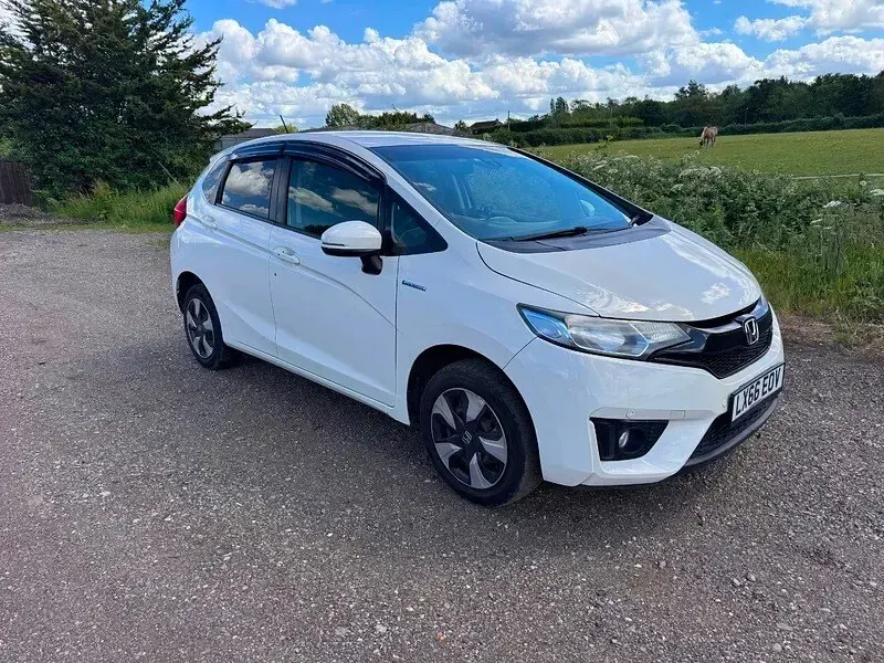 Used Honda Fit 137 HP (100 kW) 2016 White Hatchback