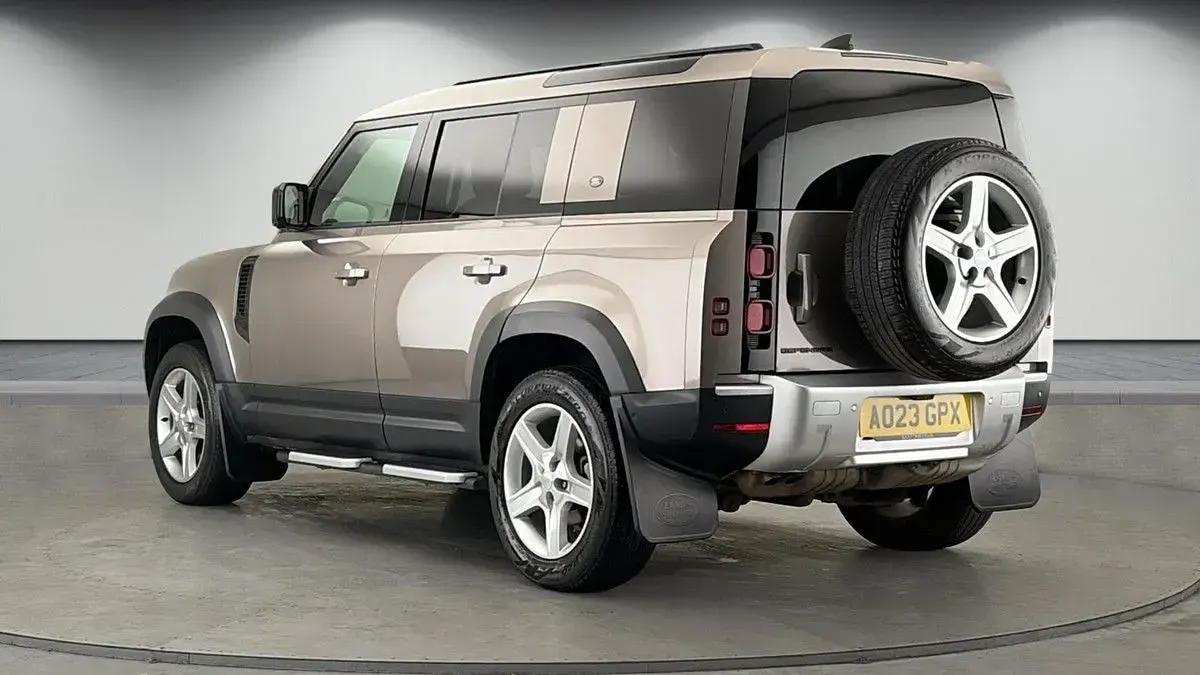 Used Land Rover Defender SE 250 HP (183 kW) 2023 Lantau bronze SUV