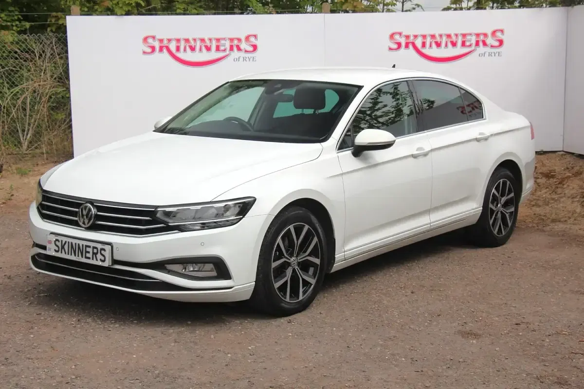 Used VW Passat SE 2020 White Sedan