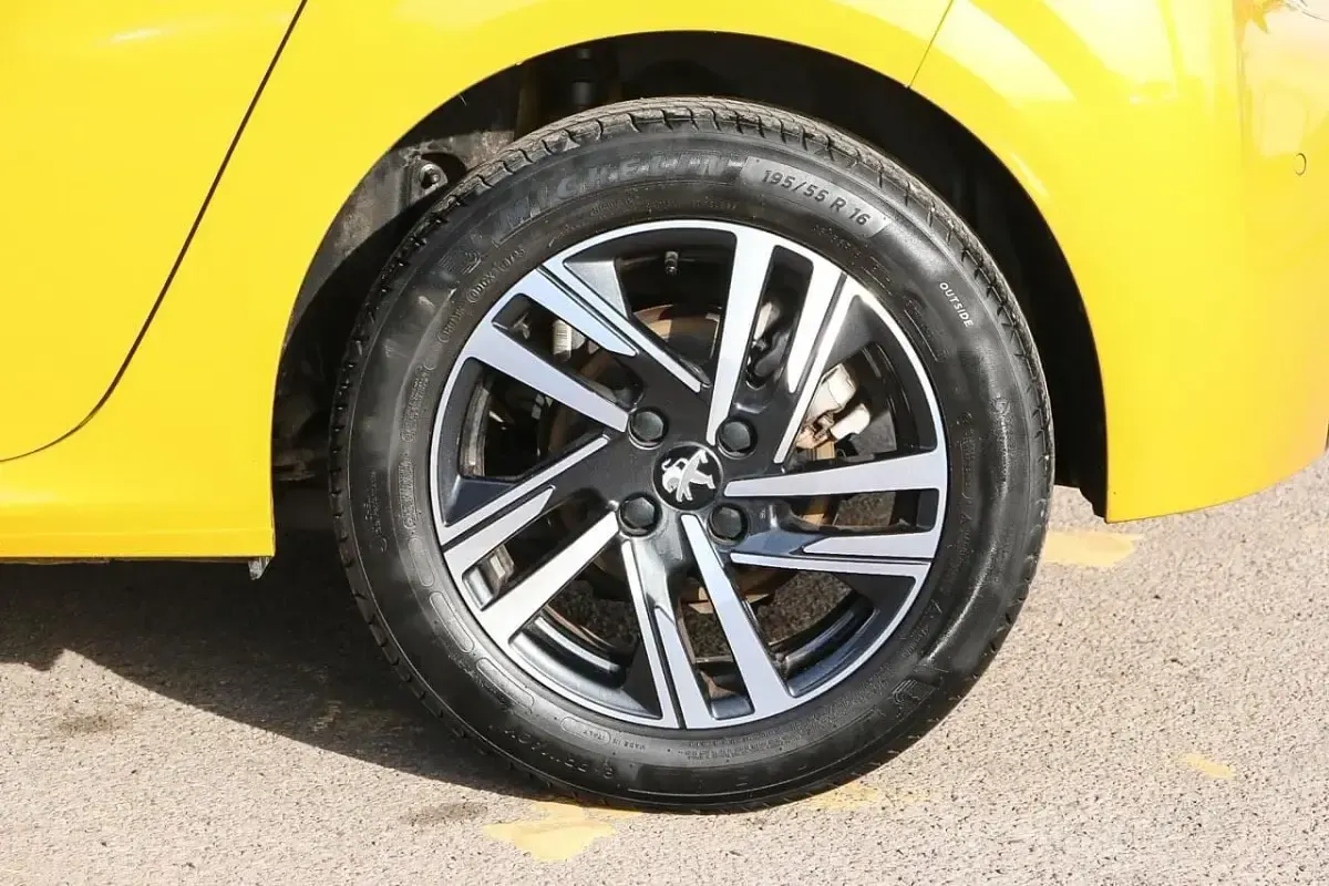 Used Peugeot 208 Active+ 74 HP (54 kW) 2023 Yellow Hatchback