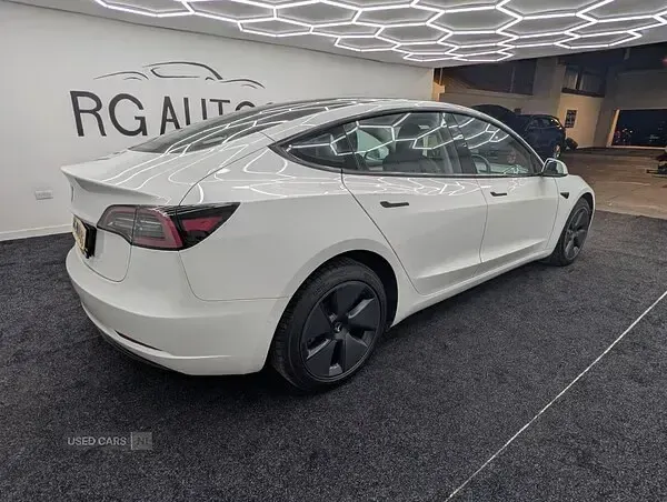 Used Tesla Model 3 RWD 208 kW (283 HP) 2022 White Sedan