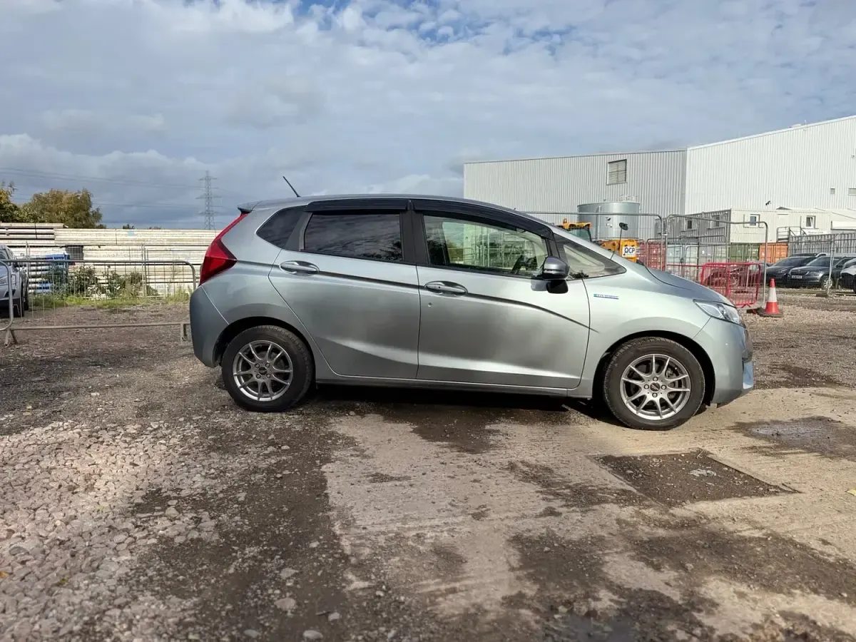 Used Honda Fit 132 HP (97 kW) 2013 White Hatchback