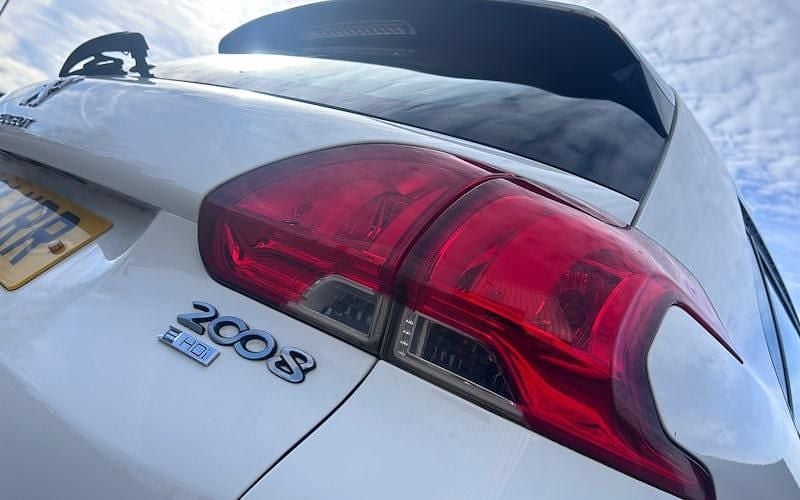 Used Peugeot 2008 Active 92 HP (67 kW) 2014 White SUV